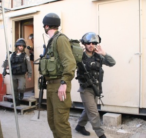 Militars israelians disposant posicions minuts previs als disturbis. / PAU ROSÉS